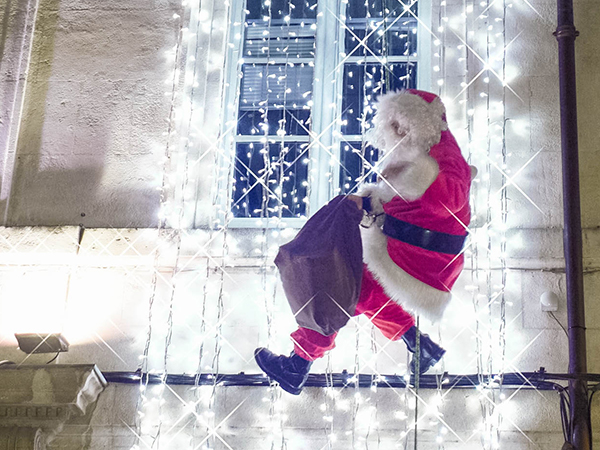 Le Père Noël descend du toit de la mairie - Vaison-la-Romaine